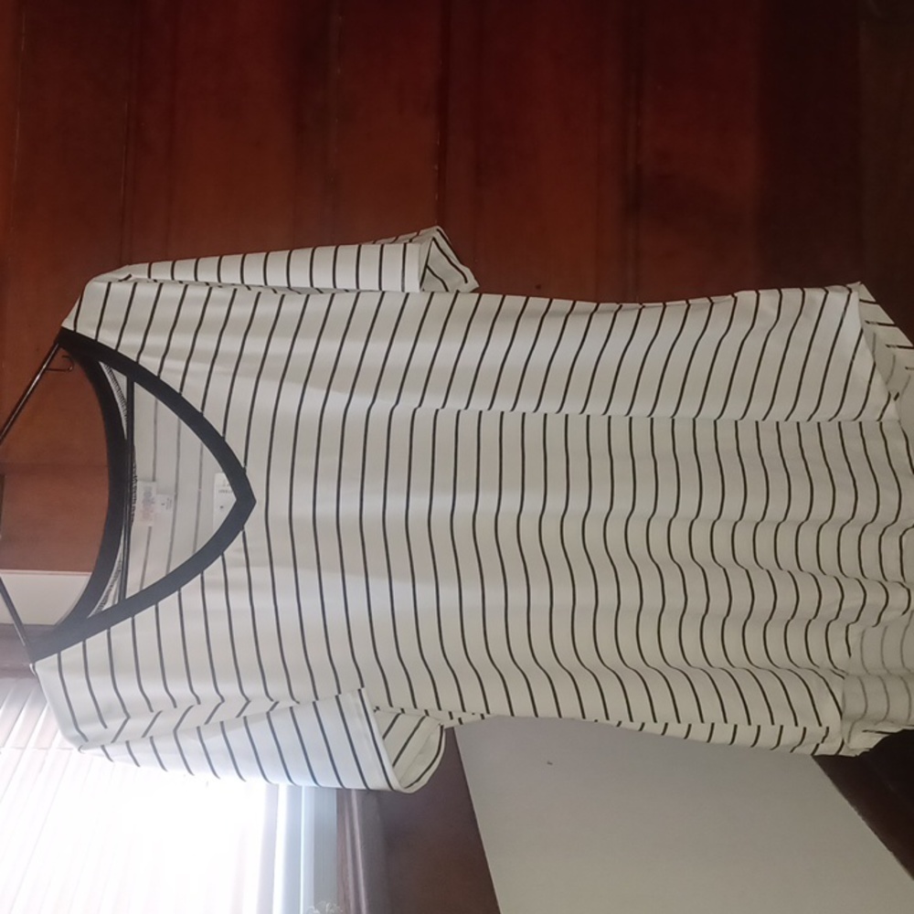 NWT Lularoe Iris Tee